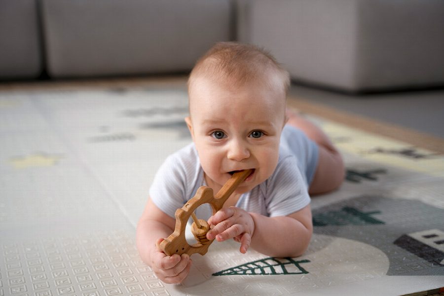 Doorkomende tandjes: zo help je je baby